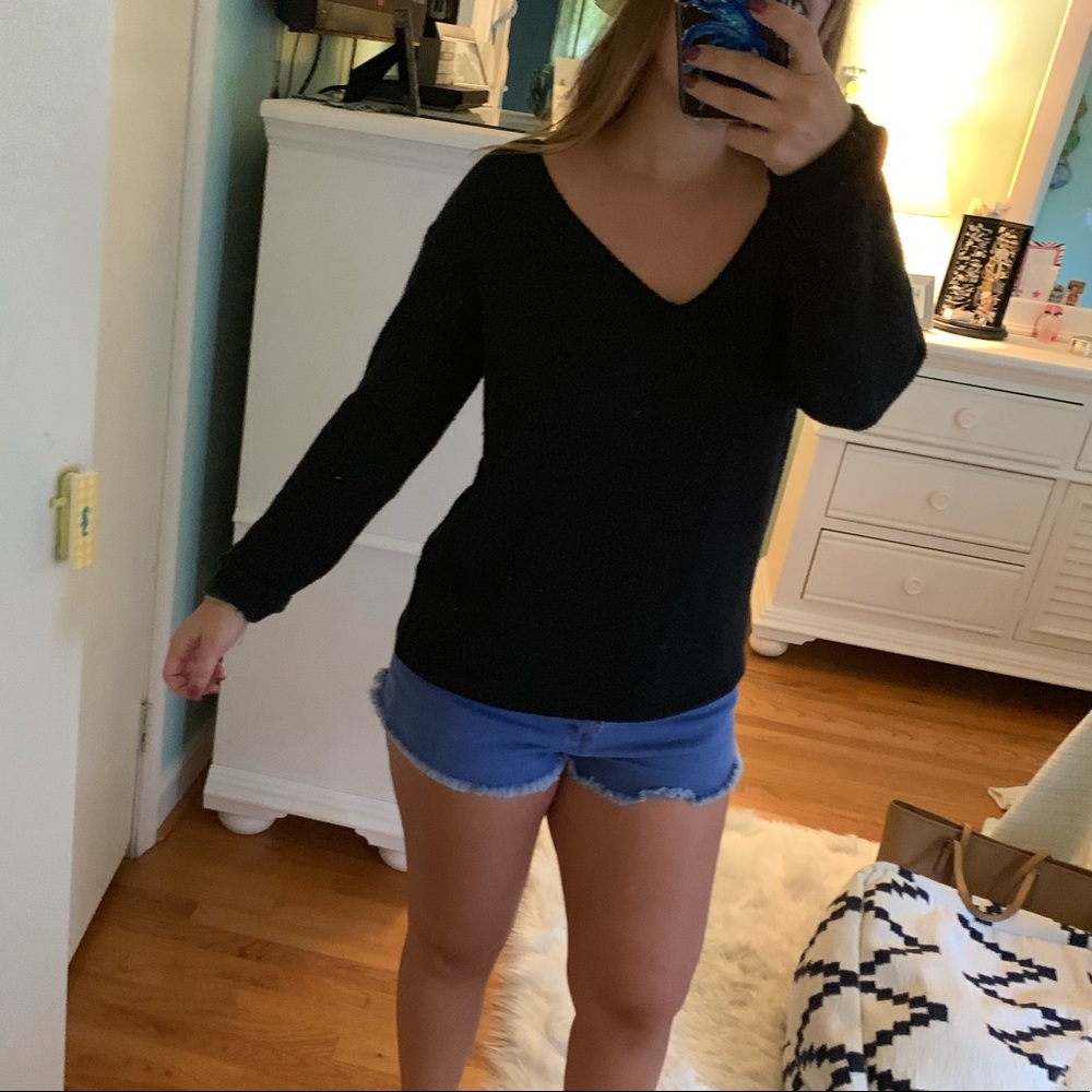V-neck black sweater🌚